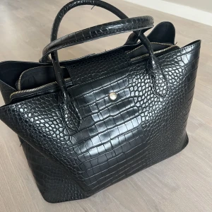 Väska från Åhléns  - Officebag med laptopfack 
