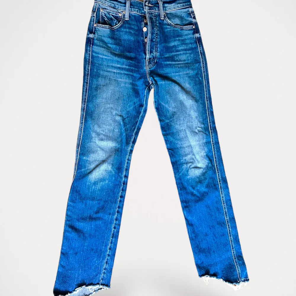 Jeans från Mother, modell High Waisted  double hiker skin. Använd, men utan anmärkning. Passar en 36:a Går precis ner till foten om man är ca 170 cm.  Storlek: 26 Material: Bomull. Jeans & Byxor.