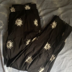 Coolbyxa  - Jättefina byxor med tryck. Säljer då dom inte kommit till användning 