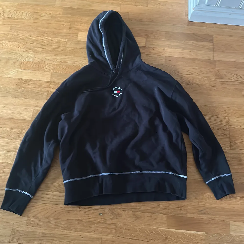 Säljer nu min killes hoodie då han bytt stil och inte använder den, fint skick och skön kvalitet . Hoodies.