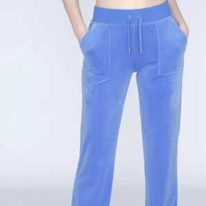 Blåa juicy byxor💙 - Hej! Jag säljer mina juicybyxor för dom kommer inte till användning längre!🫶🏼dom är jätte fina och superköna❤️ skriv privat för fler bilder