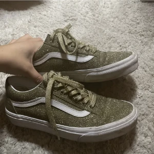 Glittriga vans - Säljer mina as feta guld glittriga vans. Sparsamt använda❤️