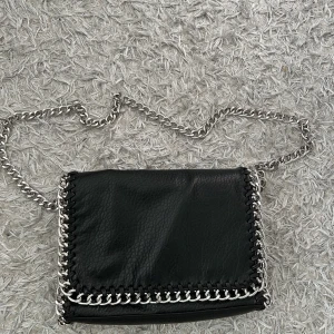 Tiamo väska - Svart Tiamo väska köpt på scorett för 550kr i våras. Endast använd ett fåtal gånger och i nyskick! Kontakta vid mer bilder eller frågor 💕