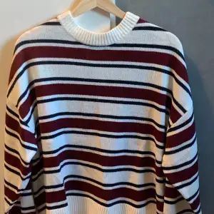 Perfekt mysig stickad tröja inför hösten! Aldrig andvänd bara provad❤️ nypris:149kr