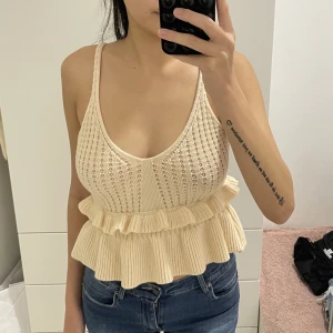 Stickad topp - Jätte fin och varm stickad volang topp. Aldrig använd bara testad.