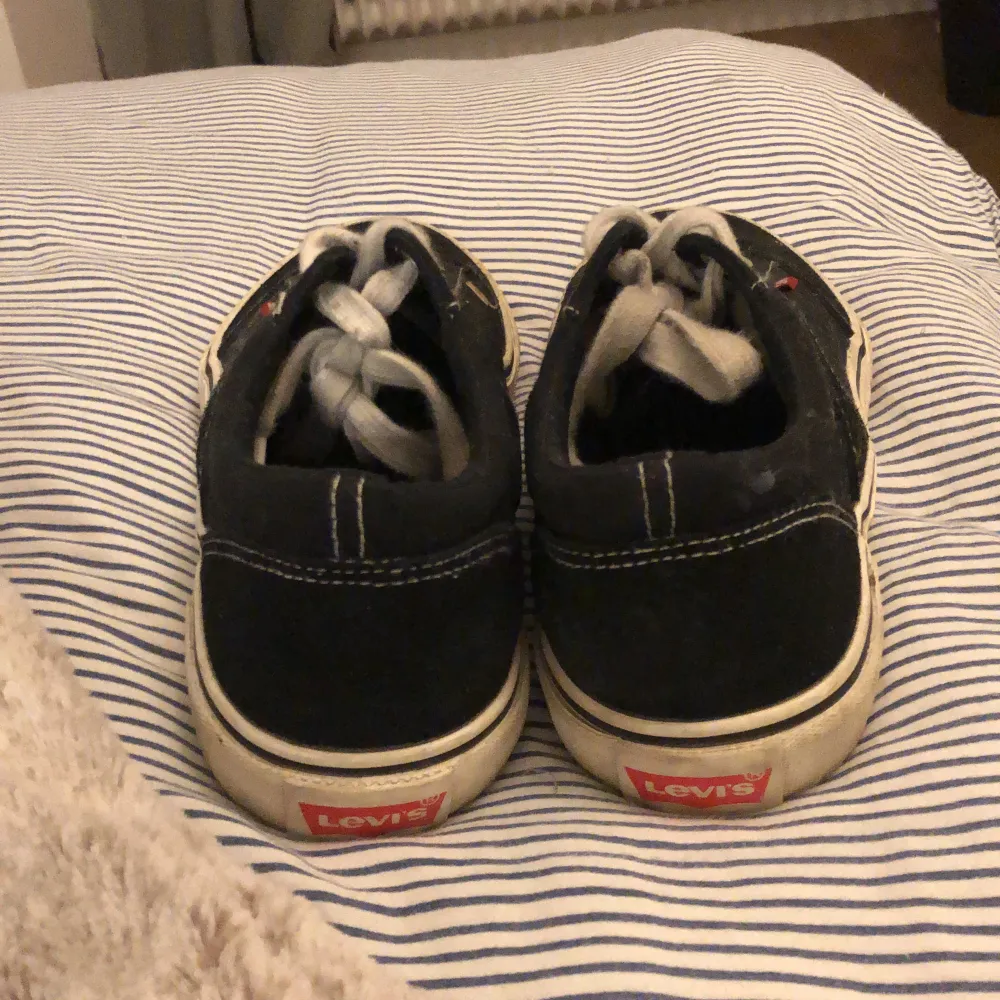 Svarta Levis skor som jag säljer för dom är för små . Kengät.