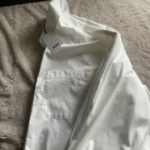Vit oversized skjorta från Bikbok 💕 oanvänd med prislapp kvar, nypris 400 kr💕pris kan diskuteras 💕