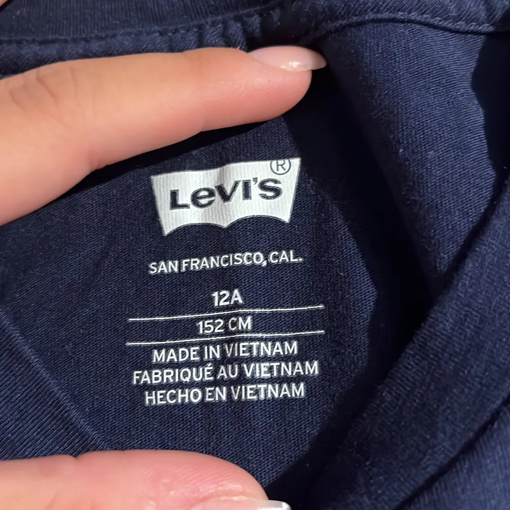  en jättefin mörkblå liv Levis  tröja har aldrig använt.OBS tar endast Swish numret finns i min bio.. T-shirts.