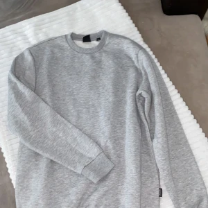 Sweatshirt - I nyskick, från djur och rökfritt hem.