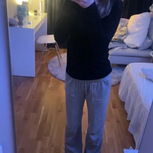 Juicybyxor  - Nu säljer jag mina gråa juicybyxor. Köpta på kidsbrandstore i storlek 14-15 men passar mig i midjan som har xs-s. Jag är 174 och dom är för korta. Kan skicka fler bilder❤️klicka inte på köp nu utan börja först att skriva till mig!!
