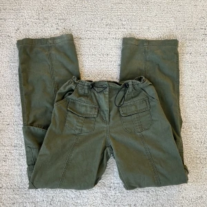 Cargopants från brandy melville  - Jättefina cargopants från Brandy Melville köpta i paris. Innebenslängden: 73 cm, midja: justerbar. Original pris 570. Priset kan diskuteras. Storleken är från början one size men jag skulle säga att den är s/xs. Fråga för flera bilder!💘