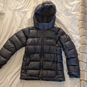 Peak Performance jacka - Säljer en svart peak Performance jacka i storlek 150. Inga skador och i fint skick.