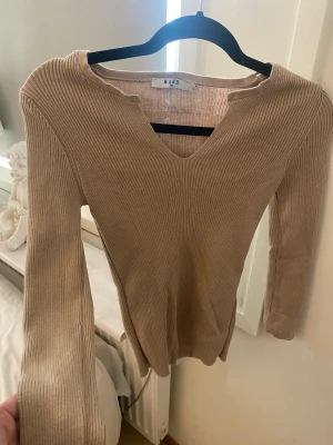 Långärmad - Beige långärmad tröja från NA-KD i str XS. 