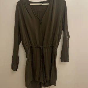 Jumpsuit  - Från H&M, mörkgrön. Storlek 40. Fint skick. 