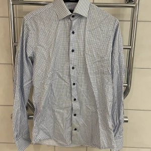 Rutig skjorta Dressman slim fit medium - Blårutig skjorta storlek m slim fit. 