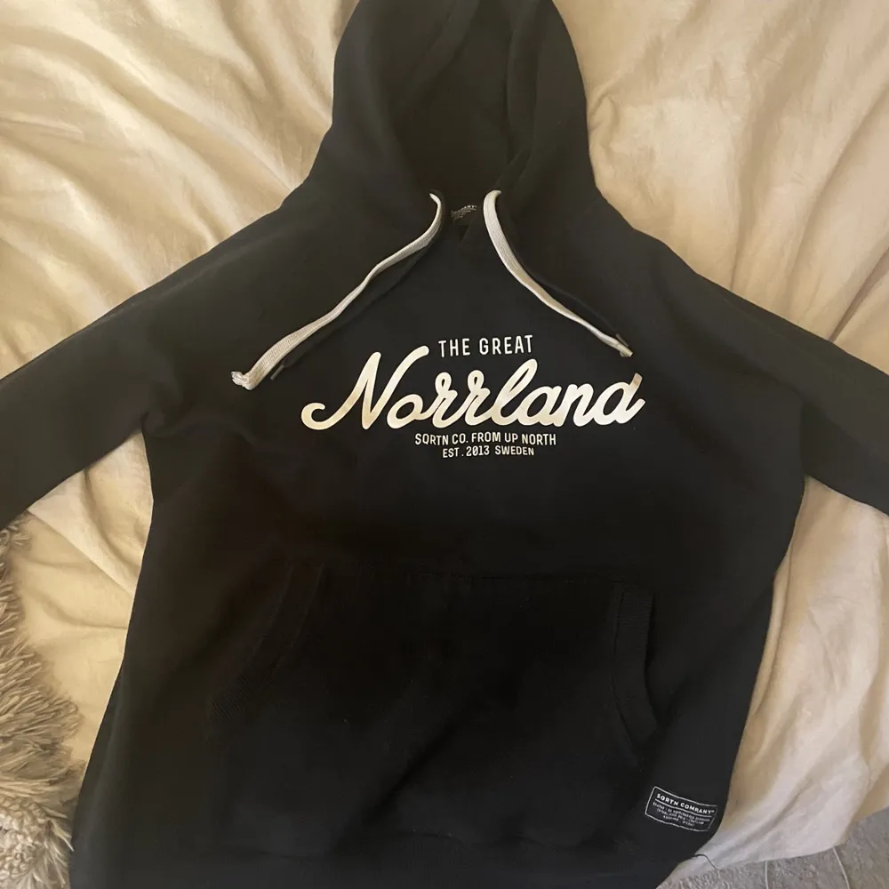 En super fin Norrlands hoodie som knappt är använd💕 säljer då den inte kommer till användning💕 nypris 900💕. Hoodies.