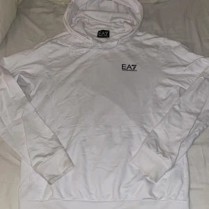 Hoodie Armani  - En hoodie i märket Armani/ea7 Storlek S väldigt skön att ha på sig , bra skick på den , skriv för mer frågor eller bilder. Kan säljas billigare vid snabb affär