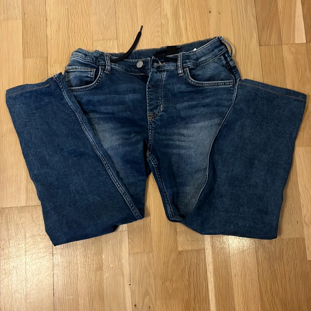ett par stretchiga jeans i helt ok skick. Köparen står för frakt 💞. Jeans & Byxor.