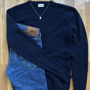 Marinblå stickad tröja i ull och Kashmir - Marinblå stickad tröja i ull och Kashmir från John Henric i storlek S.  Använd några gånger men i mycket bra skick. Väldigt mjuk och skön.   *Övriga plagg/smycken på bilden ingår ej, enbart tröjan.