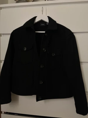 Kappa - Jättesnygg svart kappa från Vero moda🖤 jag säljer den för att jag knappt använder den och blir för kort för mig i armarna då dem är väldigt långa