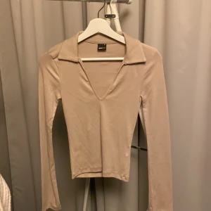 V-ringad med krage - Som ny, aldrig använt  Ginatricot  Finns i Holmsund men kan tas till Ersboda på vardagar.