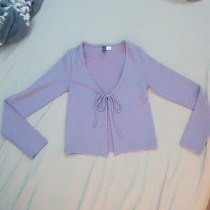 Lika cardigan - Stl xs, med snören, använd noll gånger, säljs för att jag inte änvänder den, nytt skick, sista bilden är lånad den ser ut så men är lila