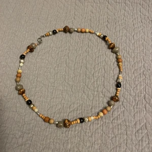 Stenhalsband - Supergulligt halsband med olika stenar. Allt ska bort så pris kan diskuteras💗