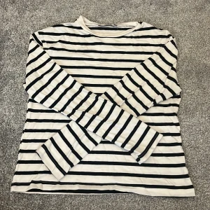 Randig tröja - Säljer nu en randig tröja för att den inte används längre!❤️Väldigt bra skick.