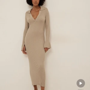 Beige klänning  - Säljer en oanvänd klänning ifrån märket NA-KD. Väldigt fin på! 