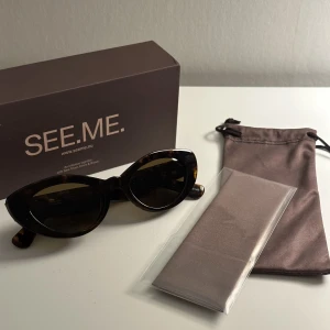 Solglasögon  - Hej! Säljer ett par bruna cateye solglasögon från See Me Chimi Eyewear x Gina Tricot. Solglasögonen är aldrig använda och putsduk samt glasögonfodral och kartong medföljer.