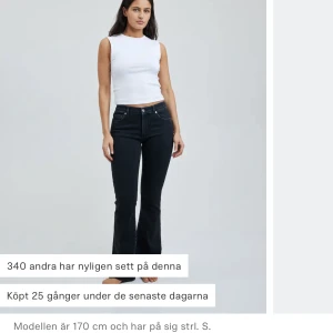 Bikbok flare low Rise jeans - Säljer dessa oanvända lågmidjade jeansen från bikbok. Nypris 599. Skickar gärna bättre bilder om det behövs 