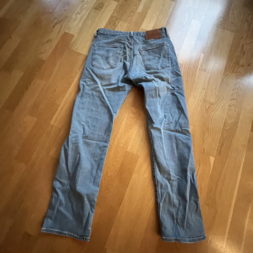 Säljer dessa Levis jeans då dem inte längre kommer till användning. Nypris 1100. Jeans & Byxor.