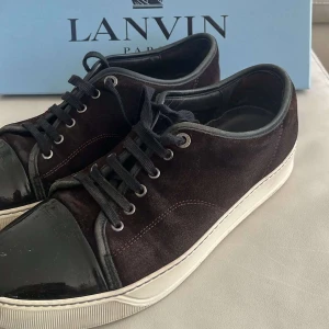 Vinröda lanvins  - Säljer ett par supersnygga vinröda lanvins! Boxen tillkommer, och skorna är i bra skick. Strlk UK 11, motsvarar 46 i eu storlek. Skriv privat vid frågor🙌🙌