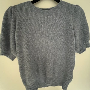 Trekvartsärmad tröja - Säljer denna fina trekvartsärmade tröjan från Vero Moda då den inte kommer till användning💕Skicka om ni vill ha flera bilder, dessutom så kan priset diskuteras.