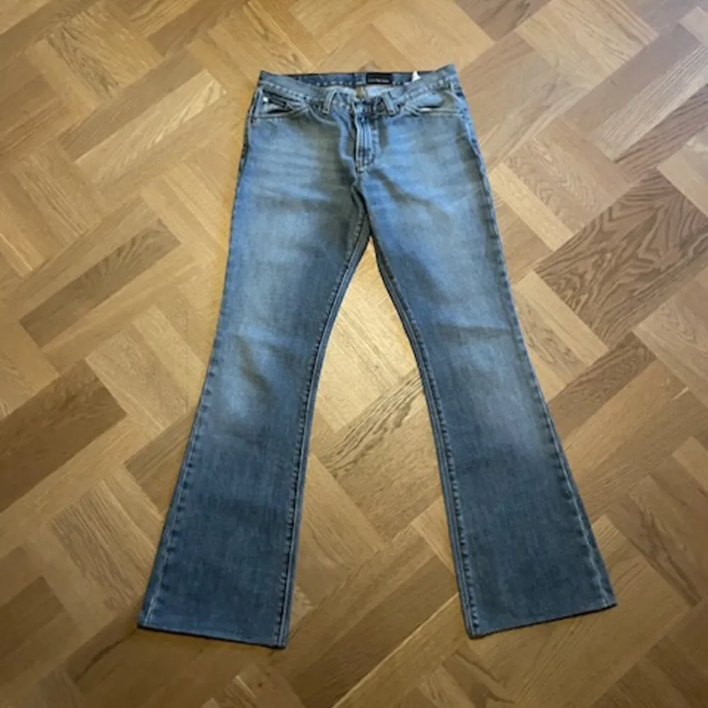 Jättefina lågmidjade Calvin Klein jeans. Säljer för att de är för stora. Midjemått mått 37 tvärsöver, Innerbenslängd 77cm. De är så bra skick. Hör av er om frågor❤️😊. Jeans & Byxor.