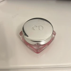 Christian Dior läppglans  - Super fint glittrigt läppglans med väldigt Clean look. Endast använda typ tre gånger, går att göra rent översta delen då det är mycket produkt kvar! 