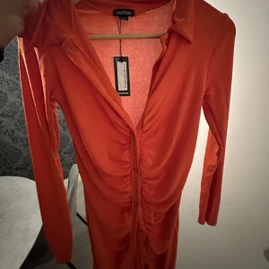 Mini klänning i röd!  - Från boohoo, aldrig använd. Glansigt material! Så himla fin 