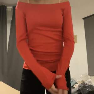 Intressekoll på en röd tröja den hm 