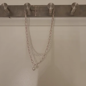 Halsband☺️ - Ett vitt halsband med en liten kula på