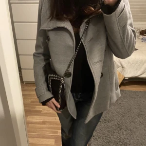 Skepparkavaj - Grå skepparkavaj/kort kappa från H&M, oanvänd av mig 🪽⚡️ storlek 38 men skulle säga mer 36/S 🤩 b