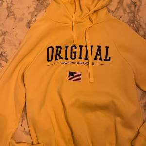 En gul hoodie från Gina som fortfatande ser hyfsat fräsch ut. Har ej använt den så mkt 