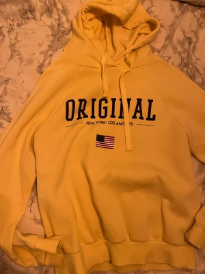 Gul hoodie  - En gul hoodie från Gina som fortfatande ser hyfsat fräsch ut. Har ej använt den så mkt 