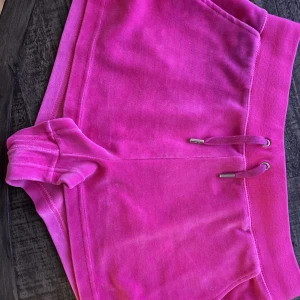Juicy Couture  - Helt nya, ej använda. Velour-shorts från Juicy Couture.  Storlek M.