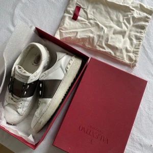 Valentino rockstud sneakers - Storlek 38, slitet skick. 