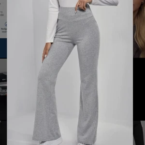 Flare pants - Jättefina utsvängda byxor, liknande dom från ginatricot. Aldrig använda   Storlek S 