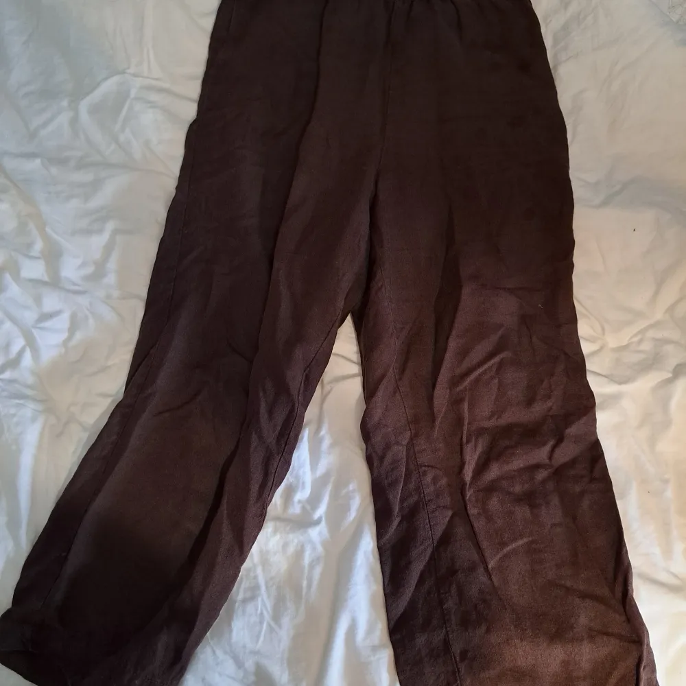 Ett par mörkbruna högmidjade linnebyxor i storlek S från HM. Använt ett fåtal gånger och är i fint skick. Upplever att de är oversized. Jeans & Byxor.