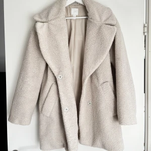 Teddy jacka H&M - Lång teddyjacka/kappa från H&M, storlek XS men är större i storleken