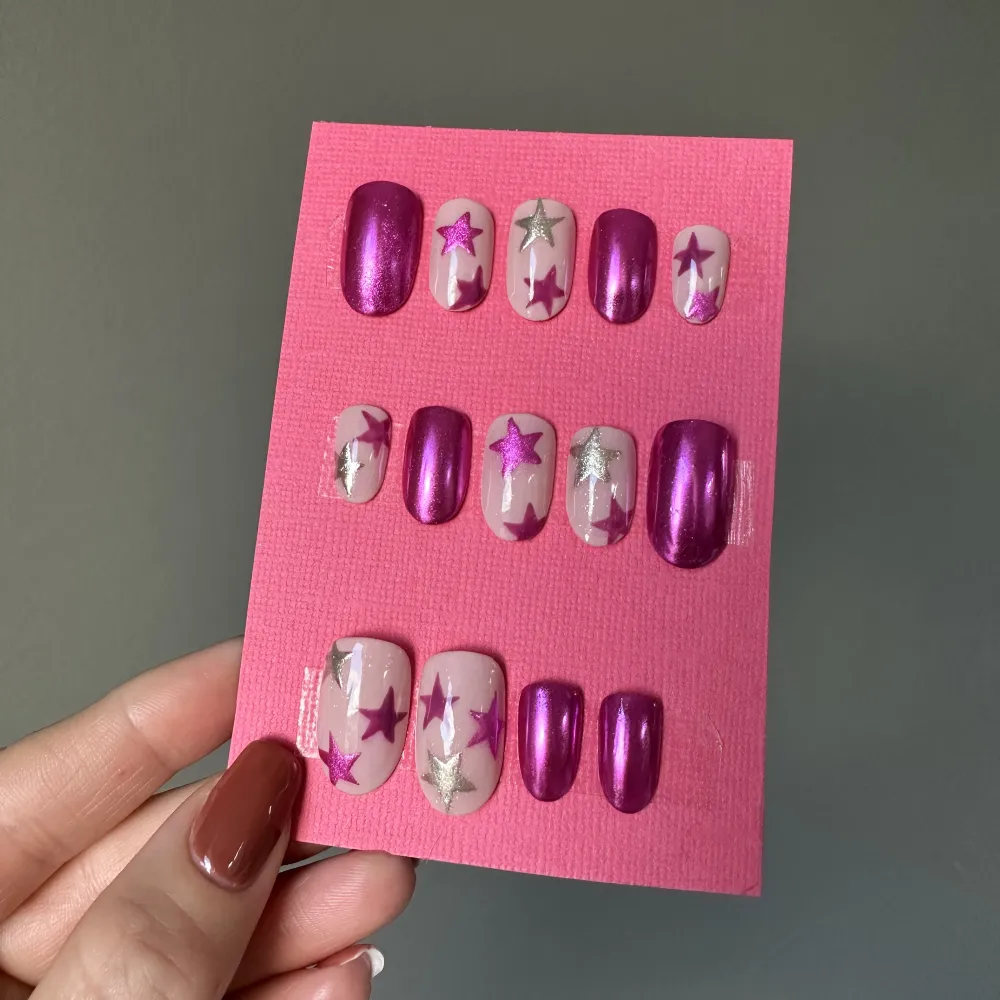 FÄRDIGT SET 💛 Press on nails (lösnaglar) i storlek M. Storleken anser bredden på dina naglar. Alla lösnaglar är handmålade av mig med gellack. Detta set är ett färdigt set och går att köpa direkt. Jag skickar med 14 naglar för fler storleksalternativ. 💅🏼💗 . Accessoarer.