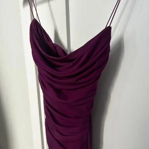 Oh Polly klänning  - jättefin klänning från oh polly. fick i julklapp ifjol och användes nu i nyår. sen dess har den hängt i garderoben, därav säljer jag den 🤍