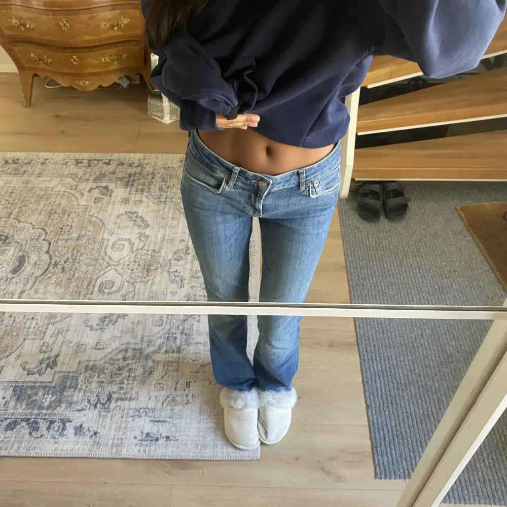 Säljer ett par jättefina Zara jeans. Har använt ett par gånger så dom är lite slitna längst ner. Säljer pågrund av att jag inte använder dom längre. Skriv för fler bilder 💗. Jeans & Byxor.